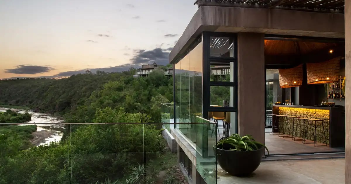 Biyela Lodge, at the table