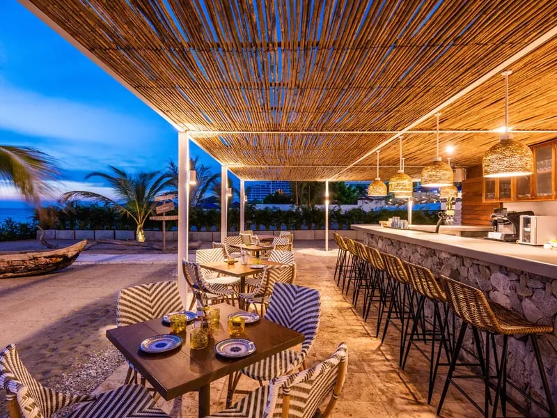 Santa Marta Marriott Resort Playa Dormida, at the table