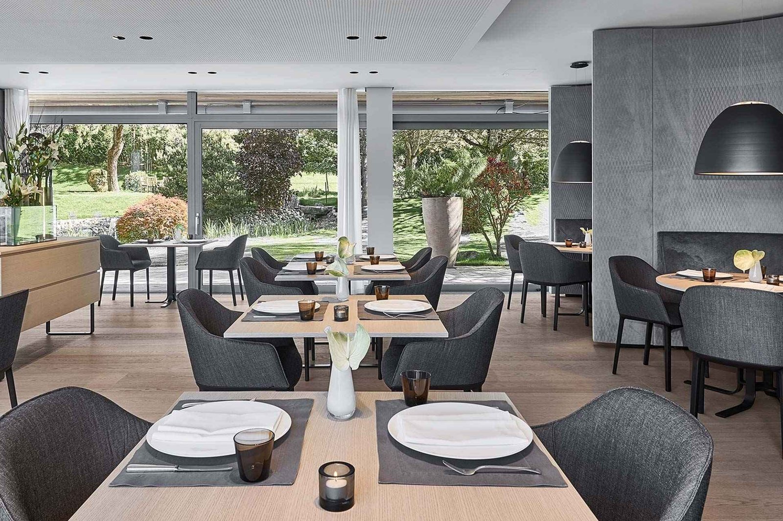 Lanserhof Lans, at the table