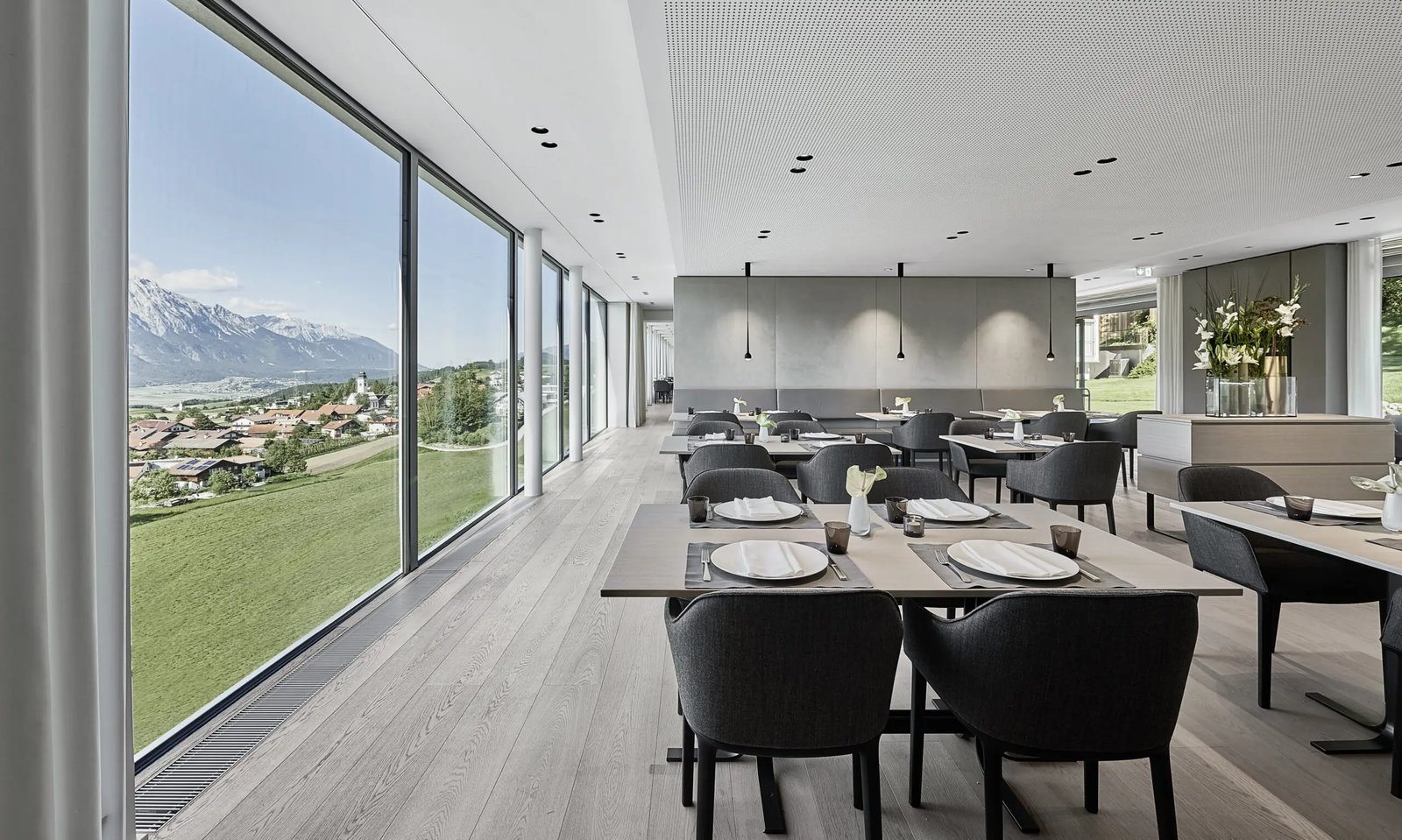 Lanserhof Lans, at the table