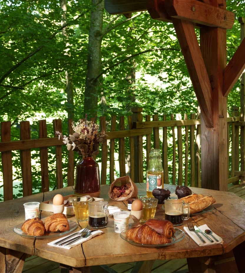 Cabanes des Grands Chênes, at the table