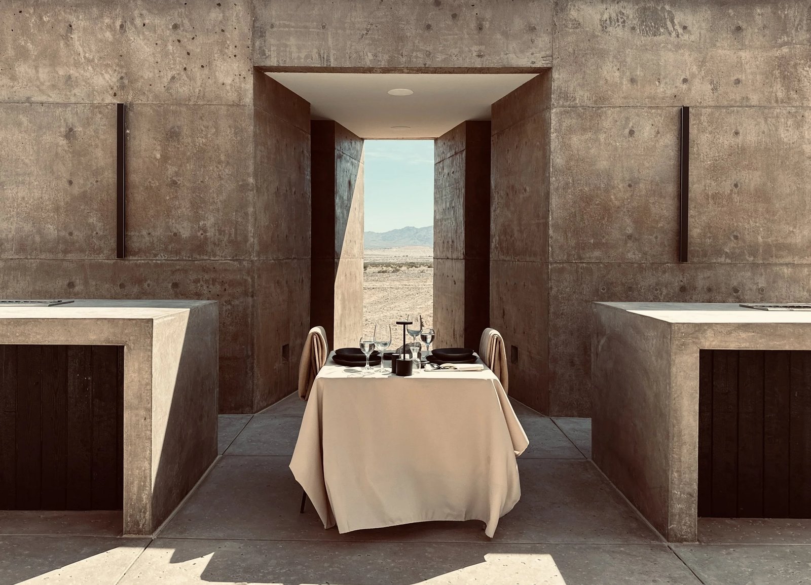 Folly Mojave, at the table