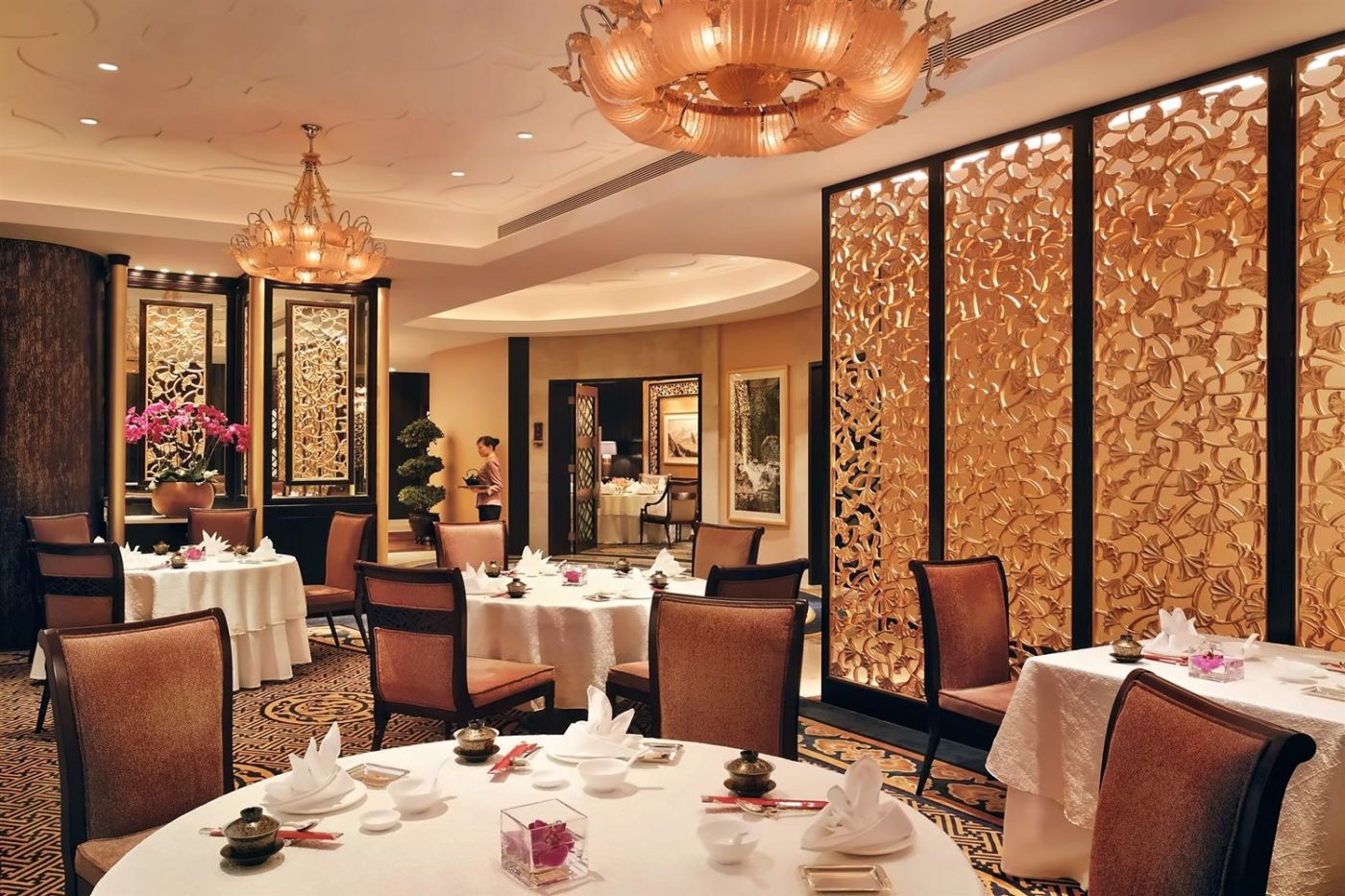 Shangri-La Hotel Chengdu, at the table