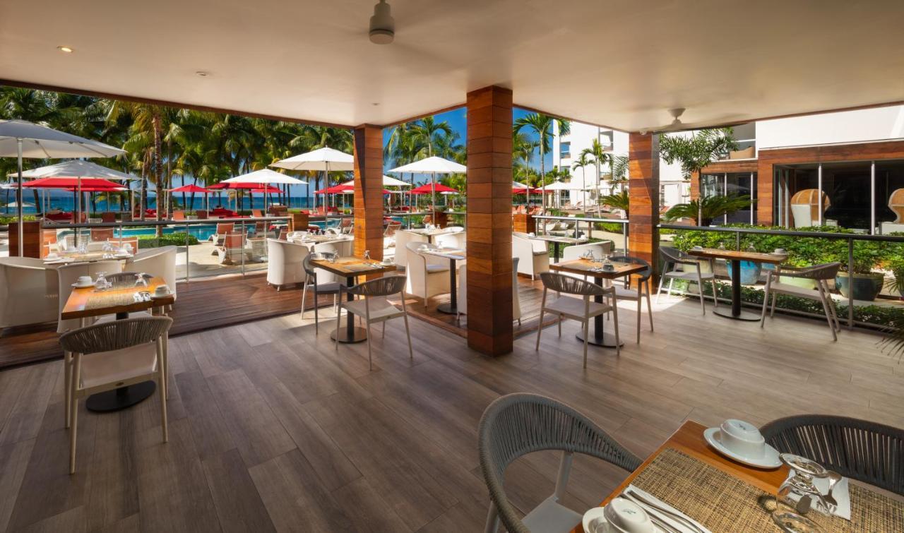 S Hotel Montego Bay, at the table