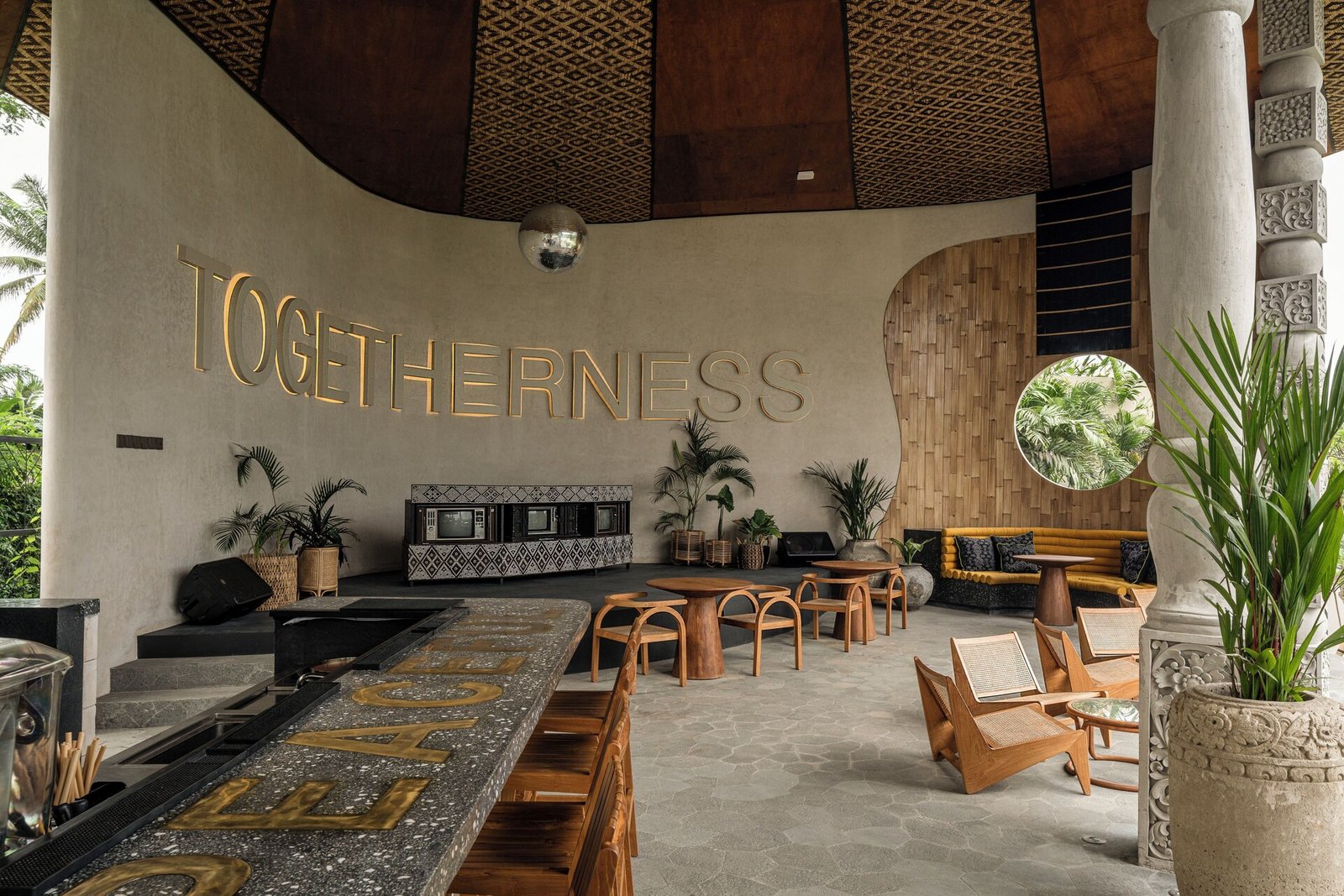 Soulshine Bali, at the table