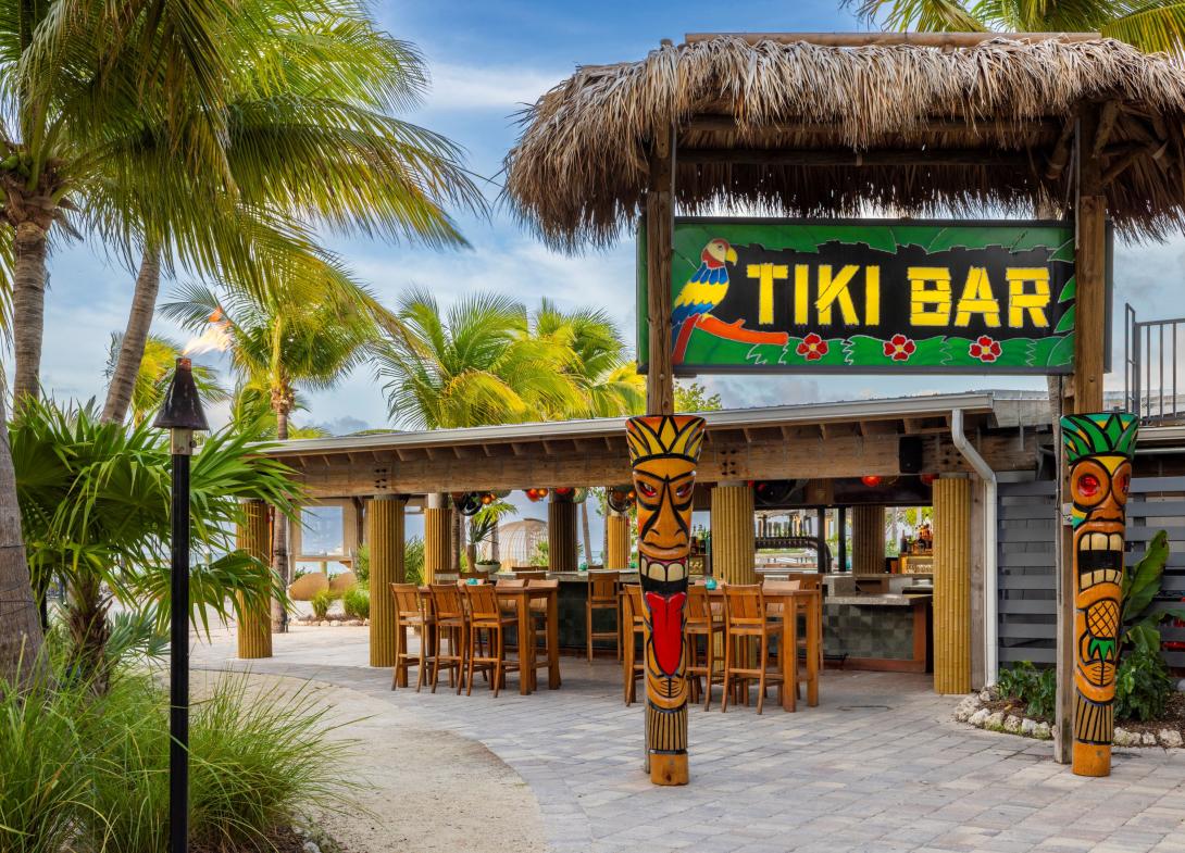 Amara Cay Resort, tiki bar
