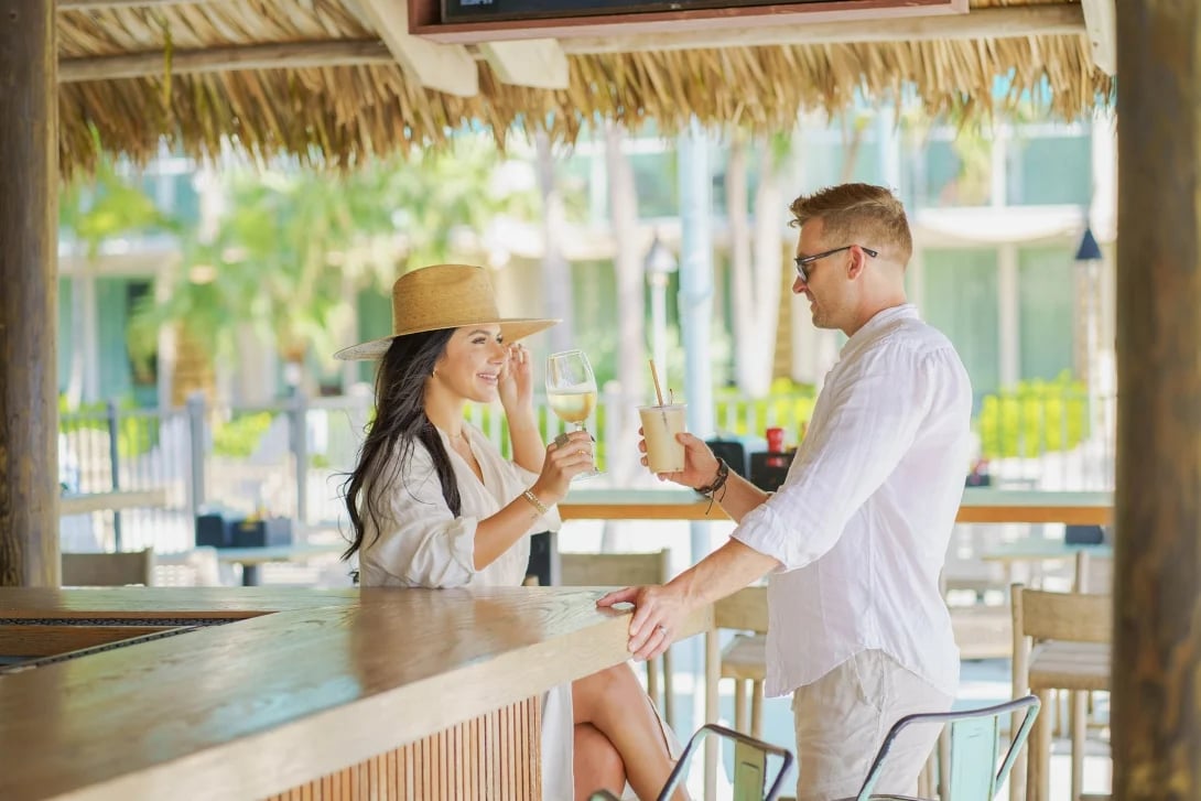 Amara Cay Resort, tiki bar