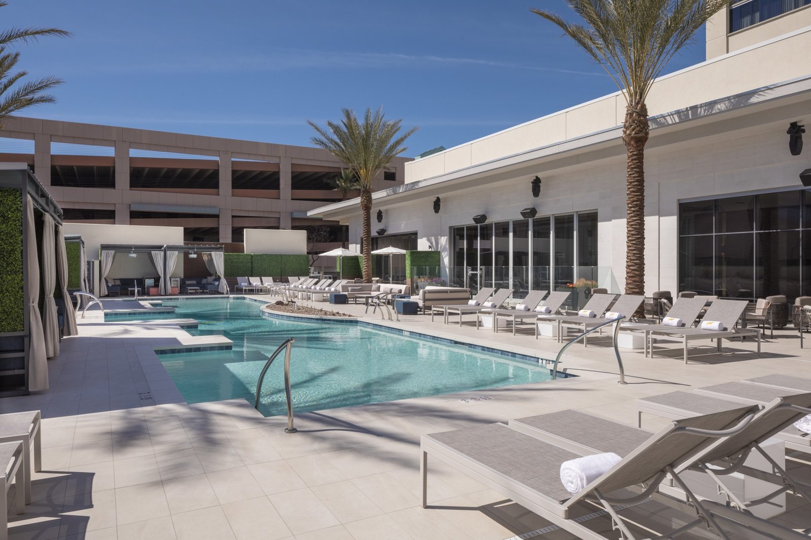 Caesars Republic Scottsdale, a Hilton Hotel, the pool