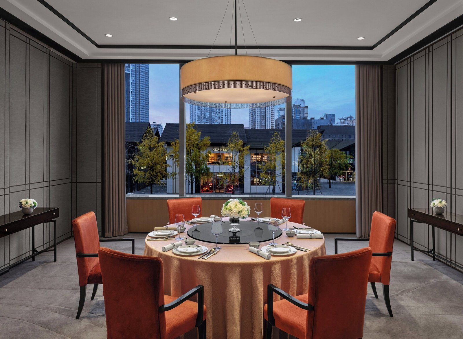 Niccolo Chengdu Hotel, at the table