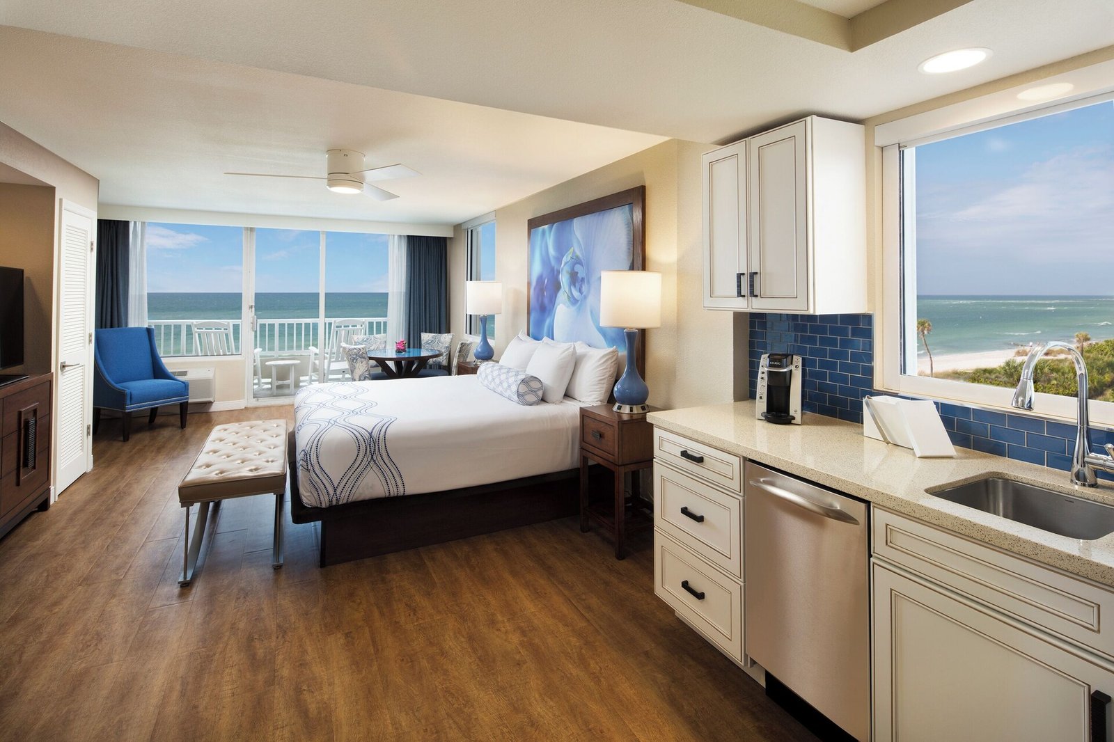 Lido Beach Resort, rooms