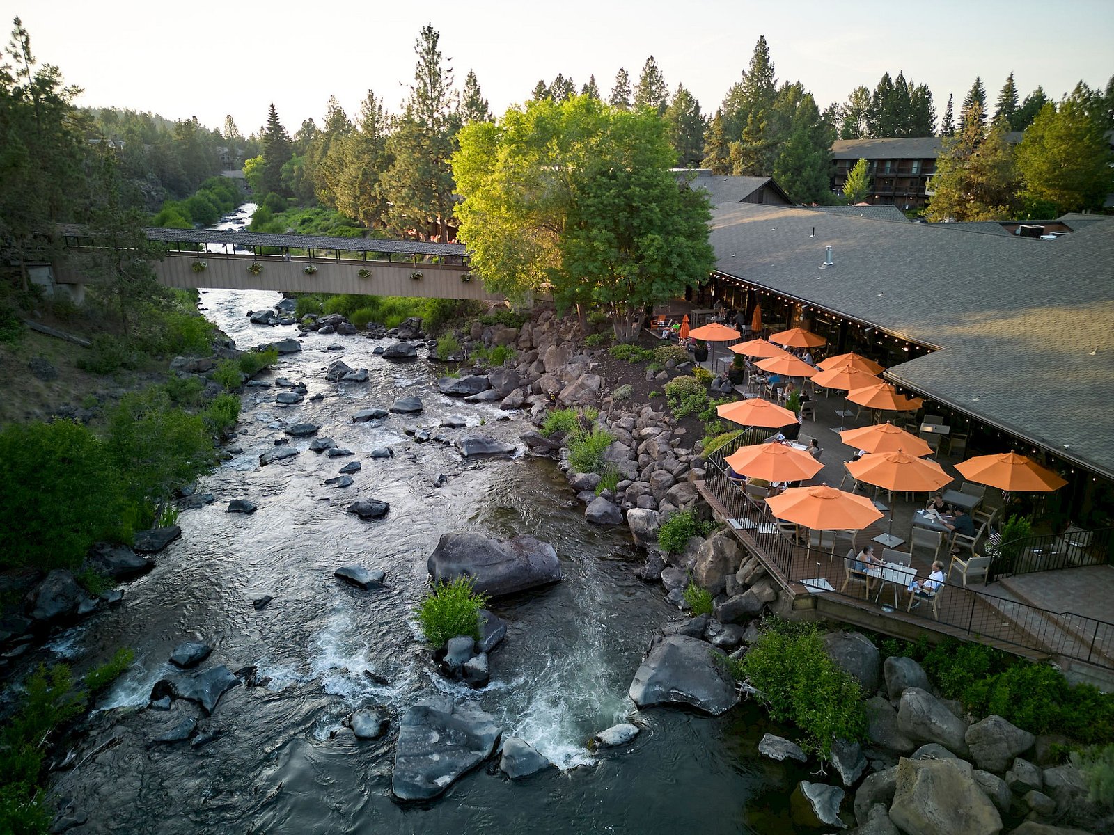 Riverhouse Lodge, currents restaurant & lounge