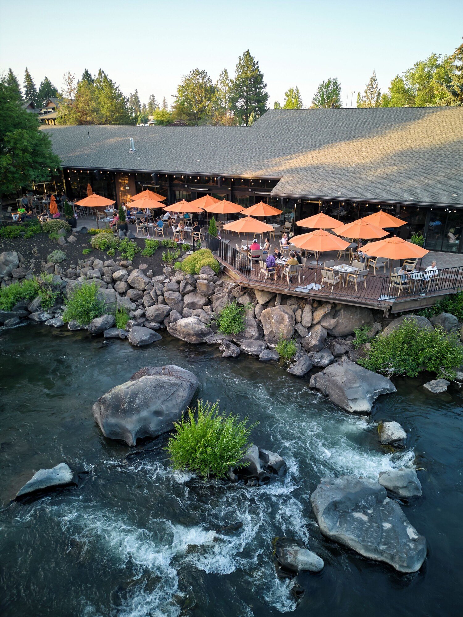 Riverhouse Lodge, currents restaurant & lounge
