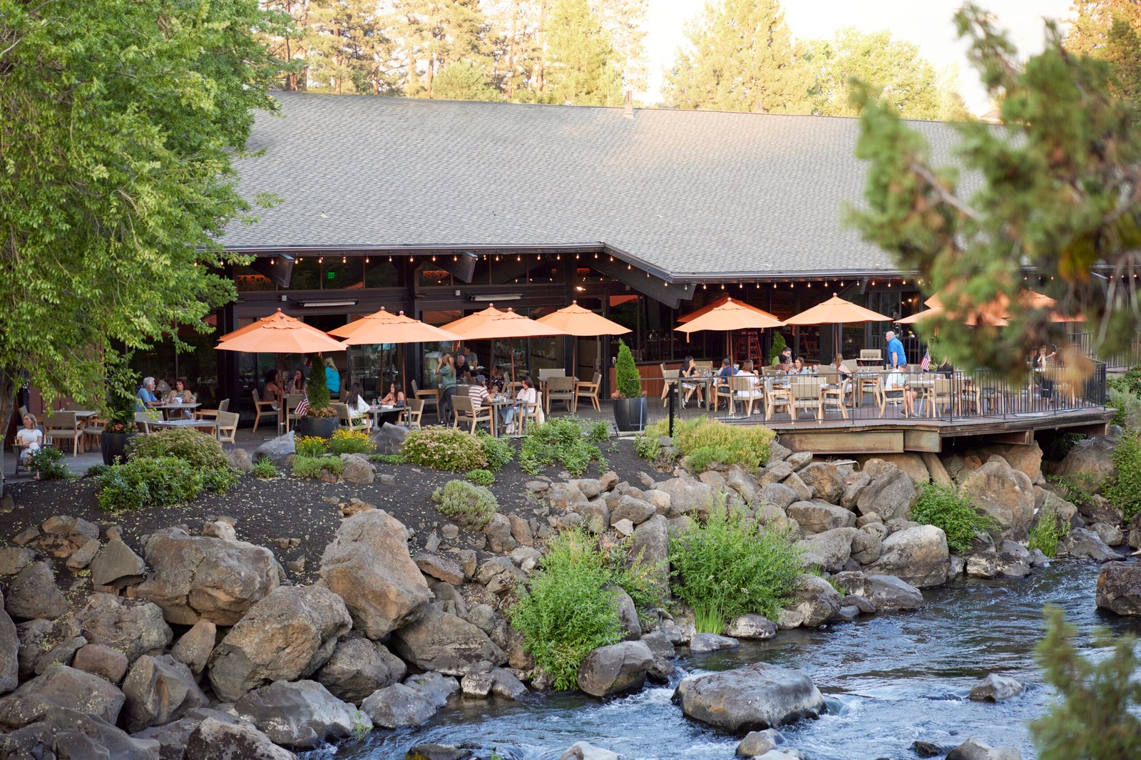 Riverhouse Lodge, currents restaurant & lounge