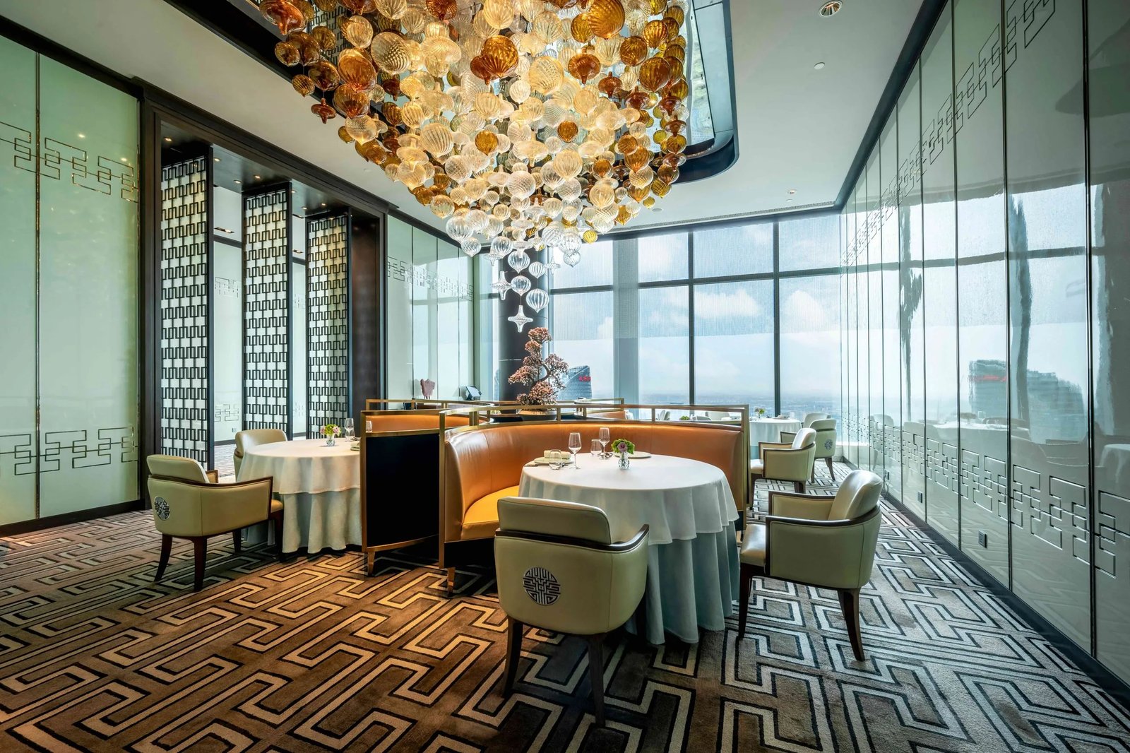 Waldorf Astoria Chengdu, at the table