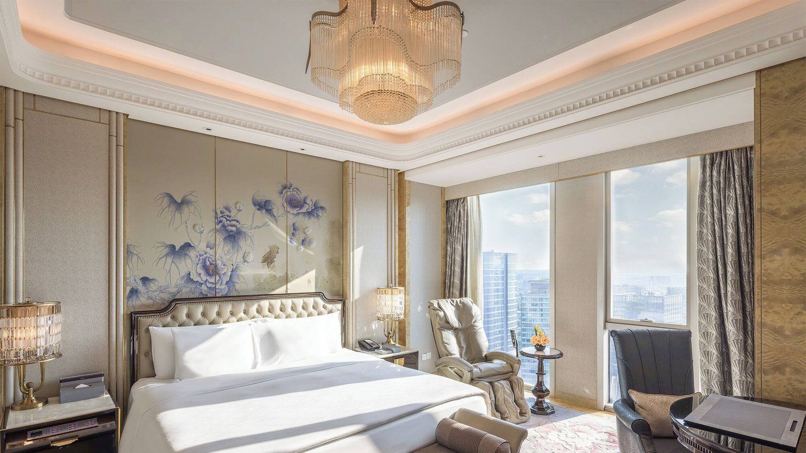 Wanda Reign Chengdu Hotel — vibe