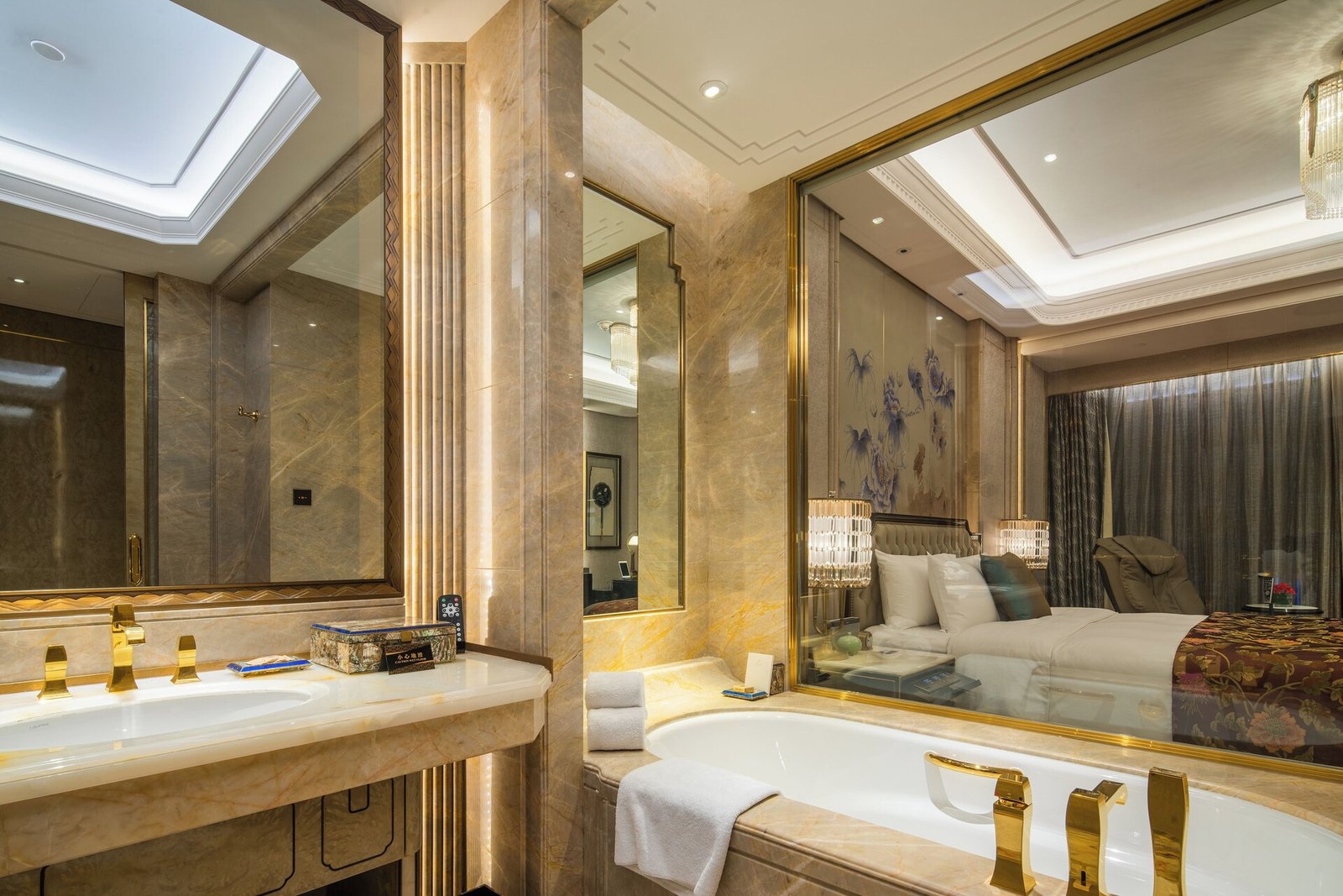 Wanda Reign Chengdu Hotel — rooms