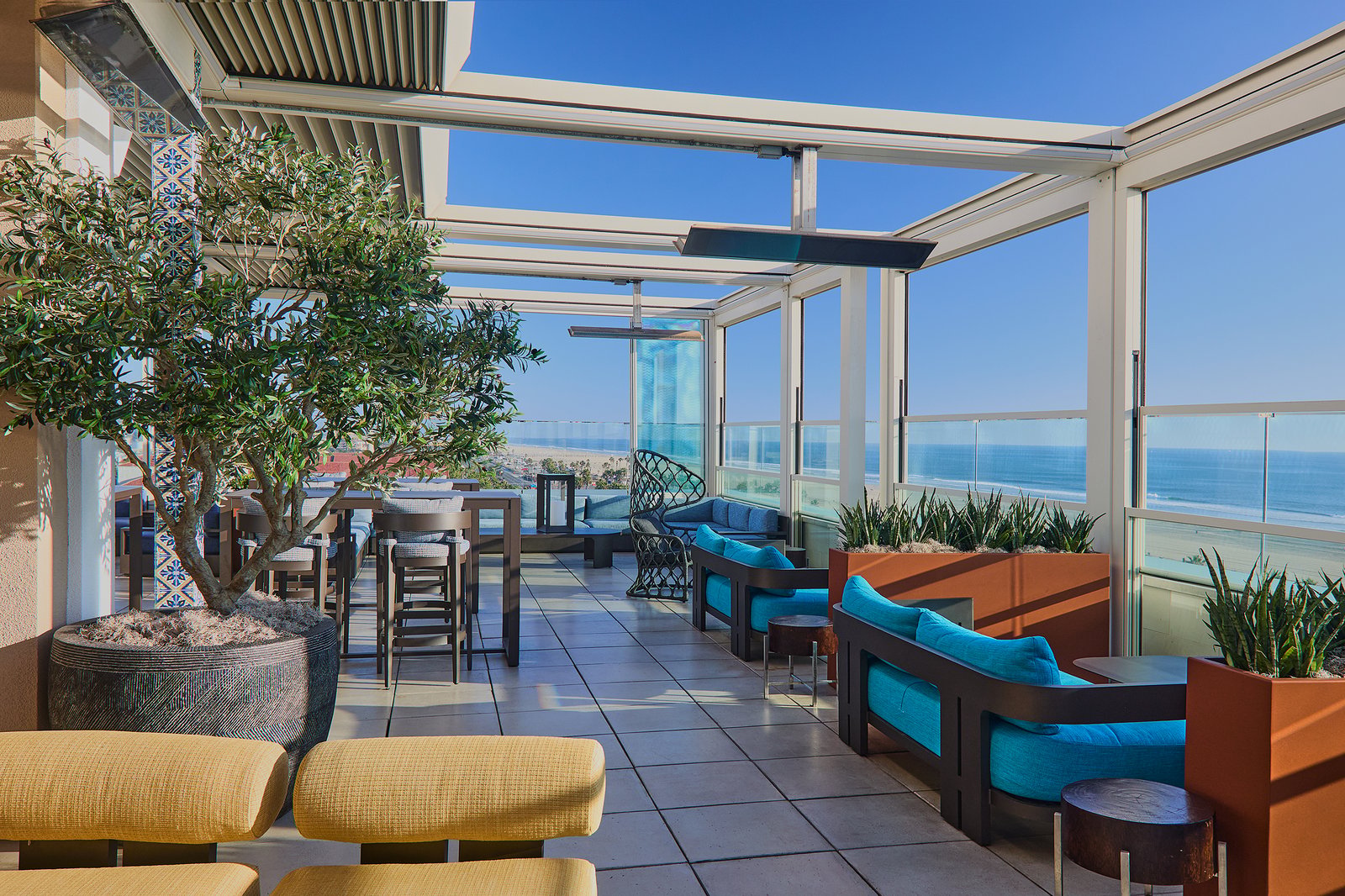 The Waterfront Beach Resort, a Hilton Hotel, offshore 9 rooftop lounge