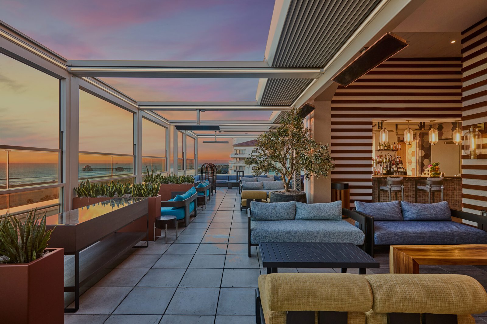 The Waterfront Beach Resort, a Hilton Hotel, offshore 9 rooftop lounge
