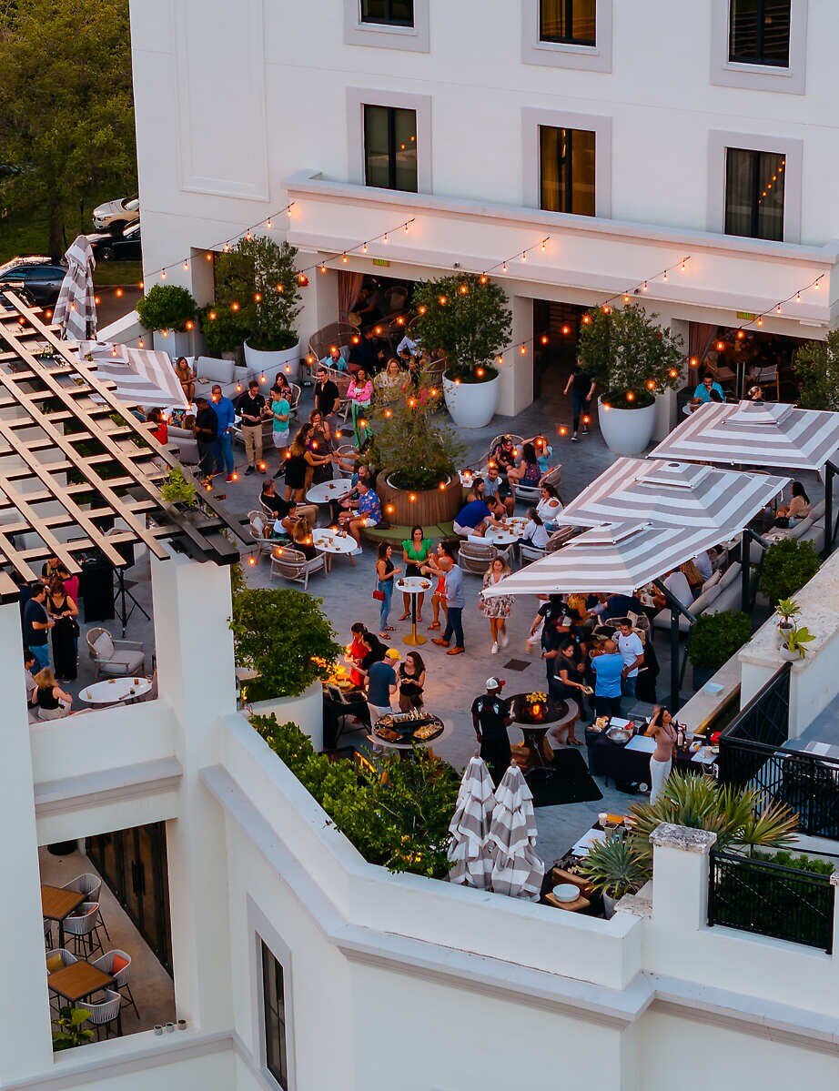 THesis Hotel Miami Coral Gables, Curio Collection by Hilton, at the table