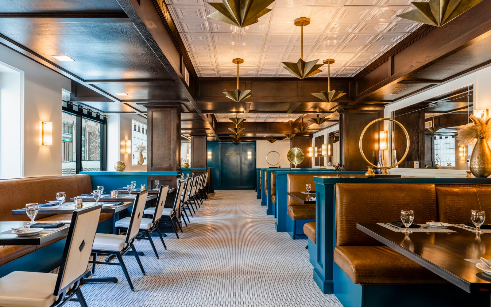 Tulsa Club Hotel, Curio Collection by Hilton, at the table