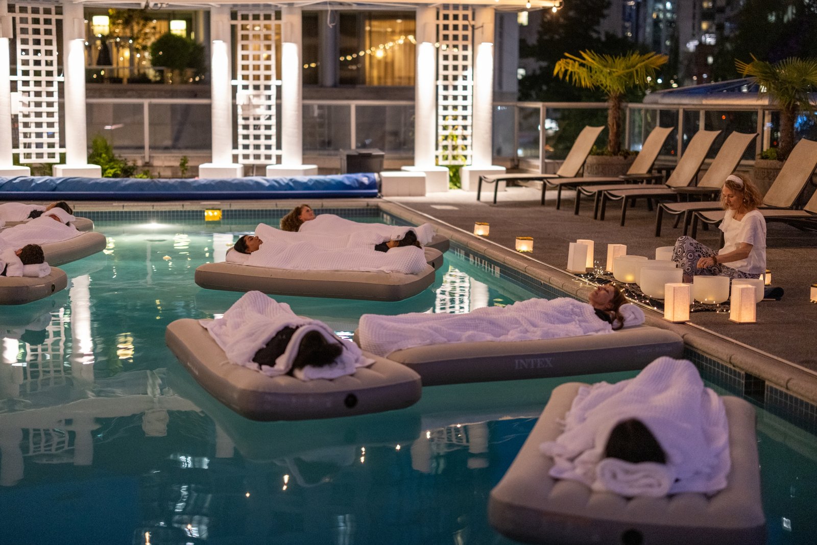 Fairmont Waterfront, the pool