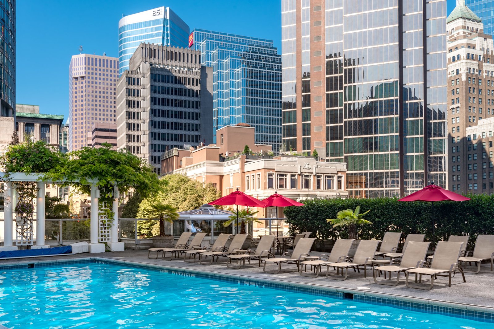 Fairmont Waterfront, the pool