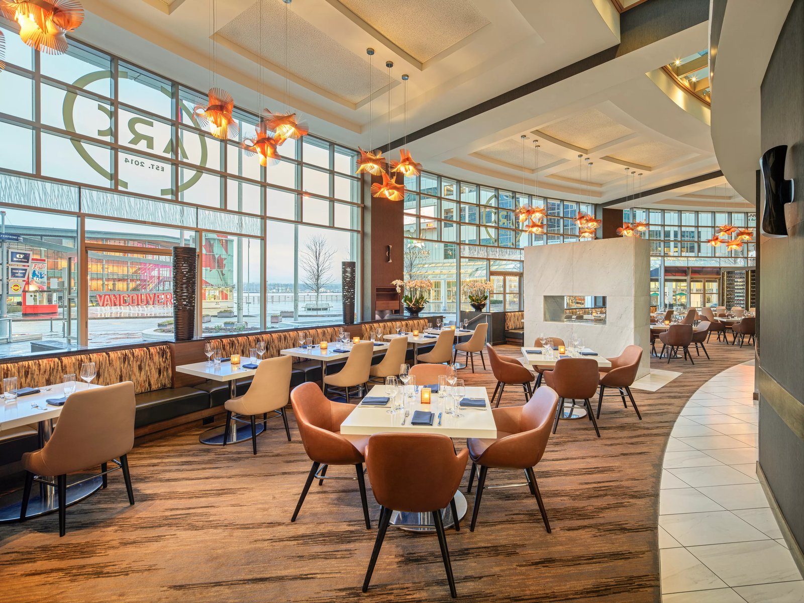 Fairmont Waterfront, arc restaurant