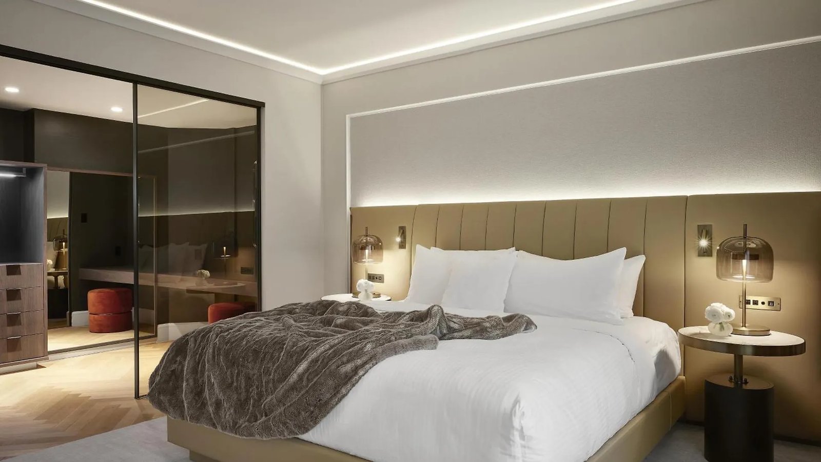 Vogue Hotel Montreal Downtown, Curio Collection by Hilton
