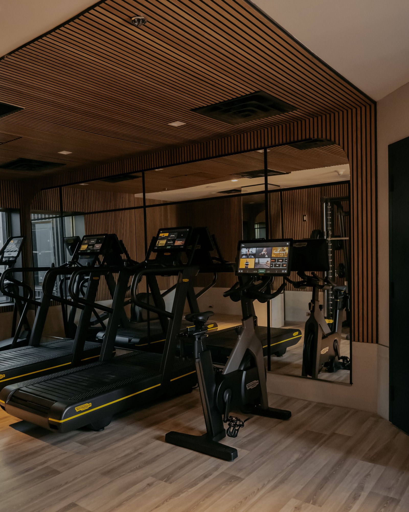 Vogue Hotel Montreal Downtown, Curio Collection by Hilton, the gym