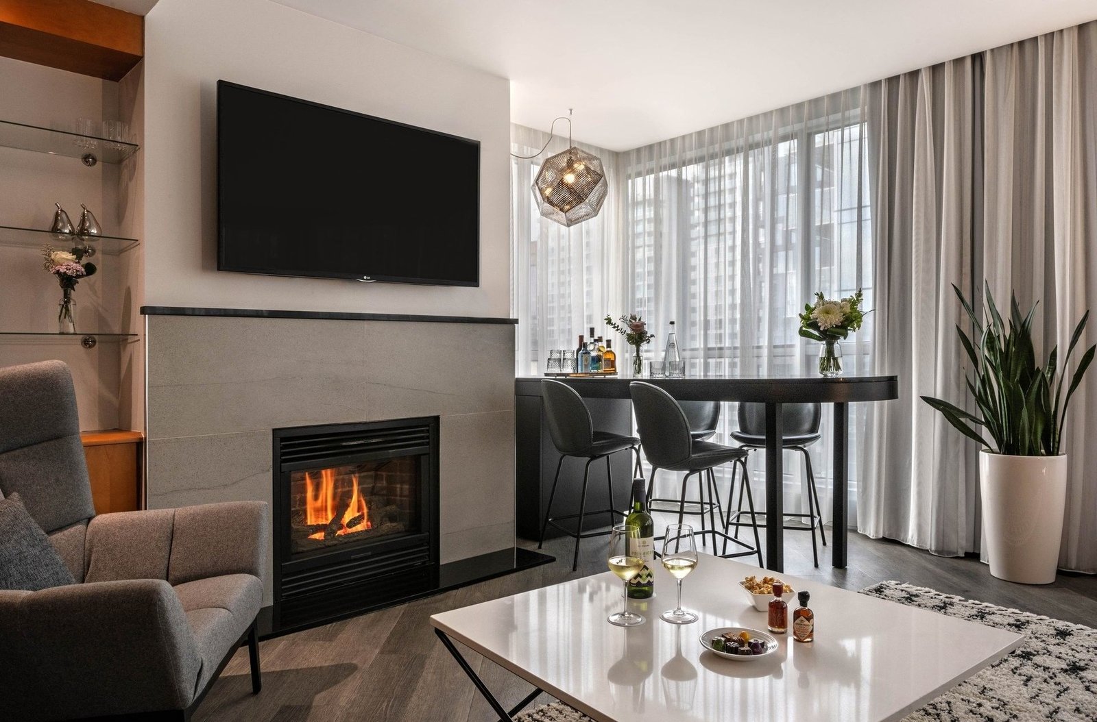 Warwick Le Crystal, rooms