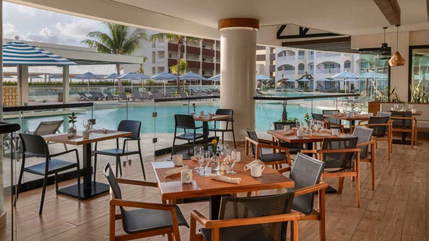 Hilton Cancun Mar Caribe All-Inclusive Resort, at the table
