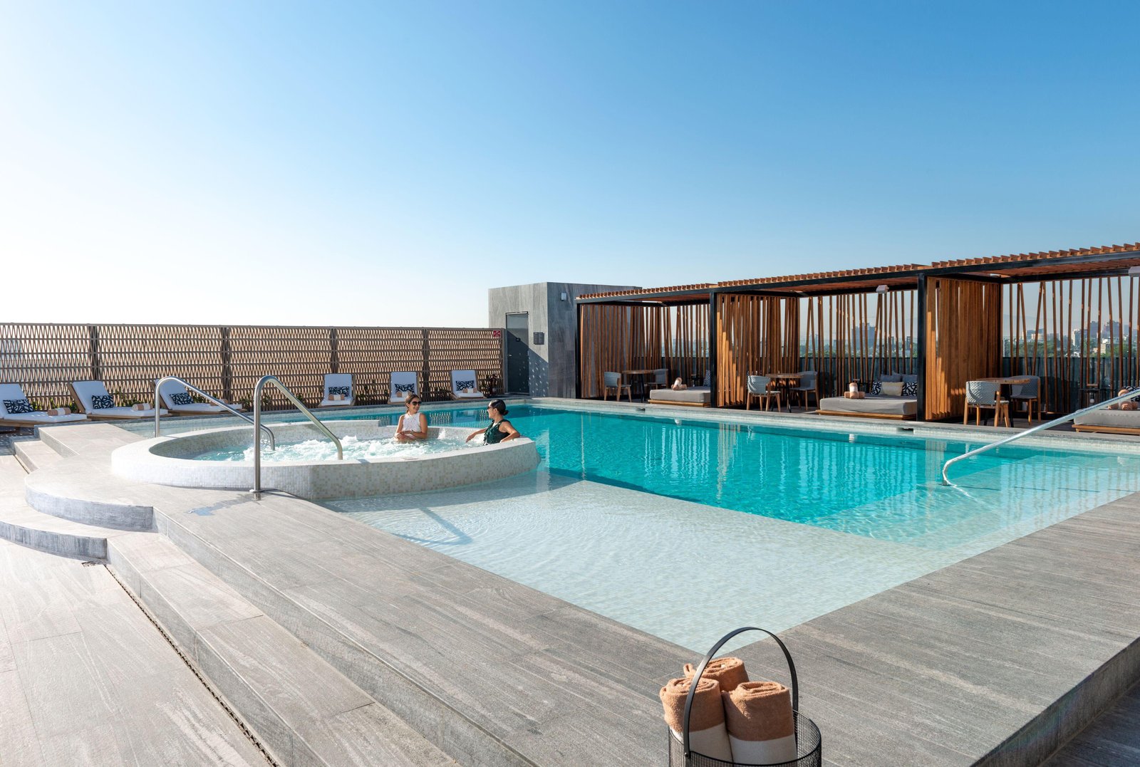 Hilton Guadalajara Midtown, the pool
