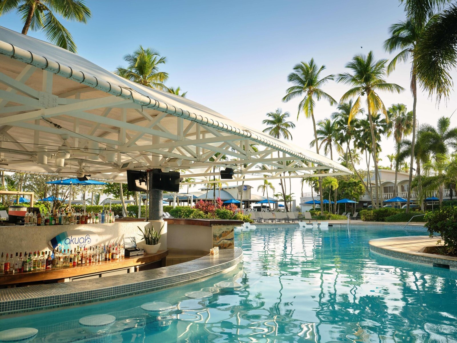 The Royal Sonesta San Juan, akua pool bar