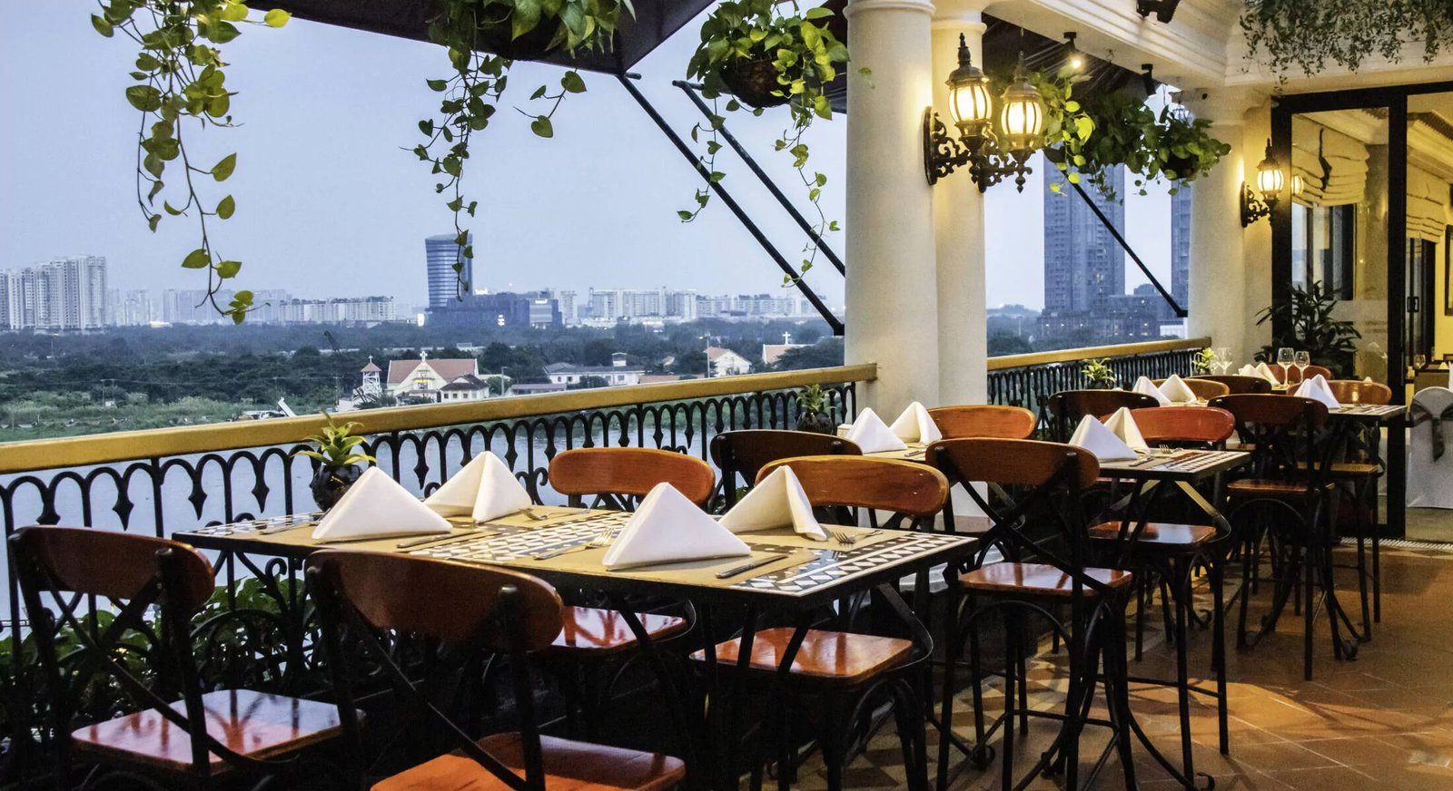 Hotel Majestic Saigon, at the table