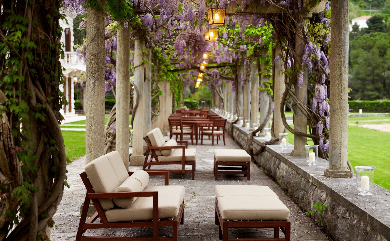 Aman Sveti Stefan, at the table
