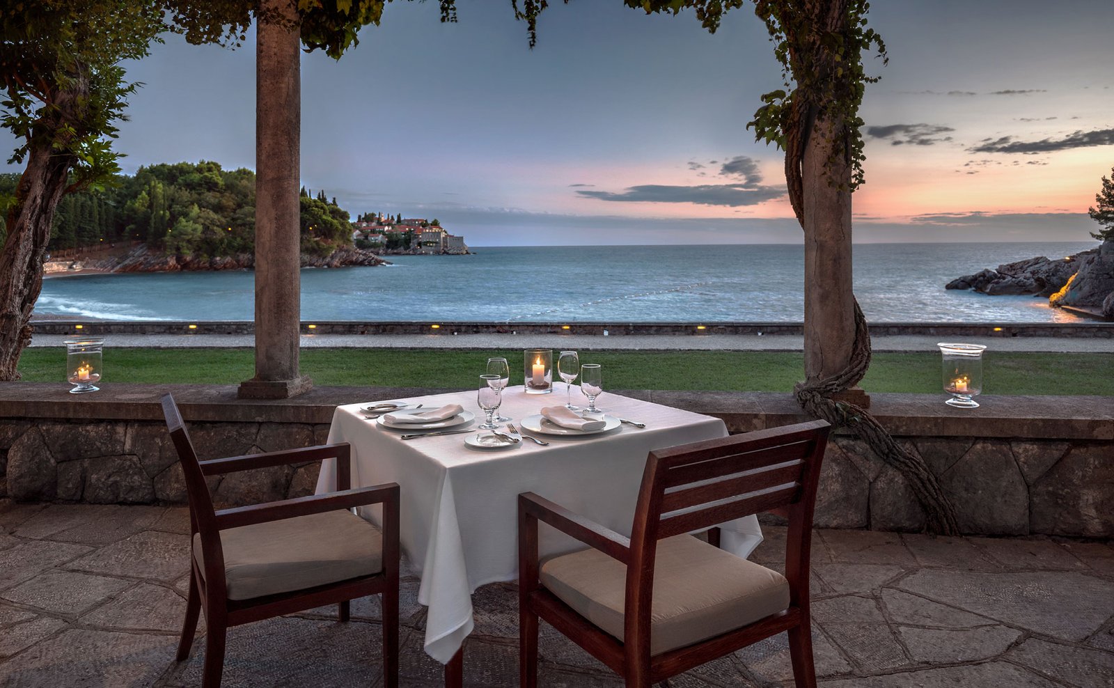 Aman Sveti Stefan, at the table