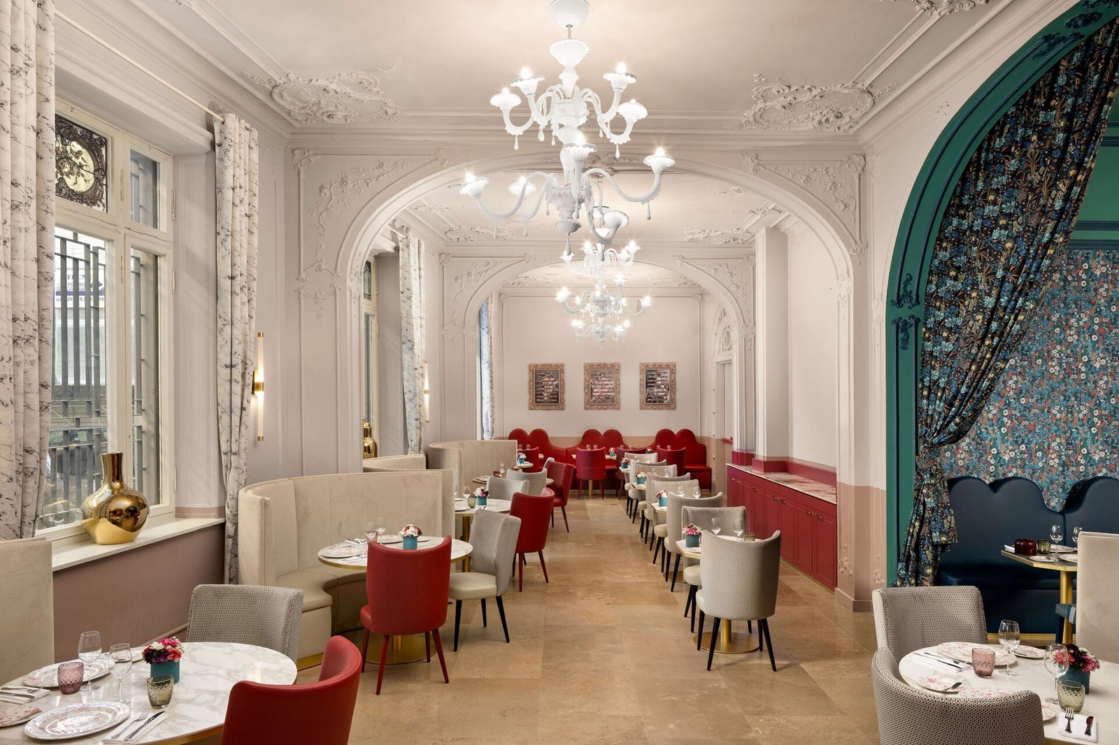 Anglo American Hotel Florence, Curio Collection by Hilton, at the table