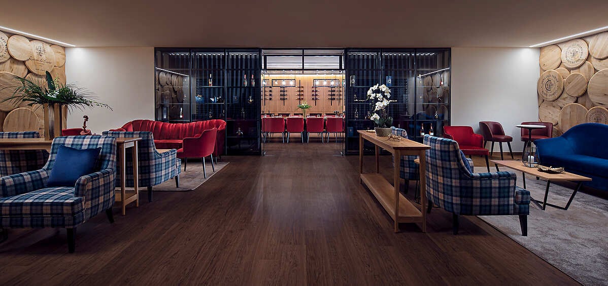 Boeira Garden Hotel Porto Gaia, Curio Collection by Hilton, at the table