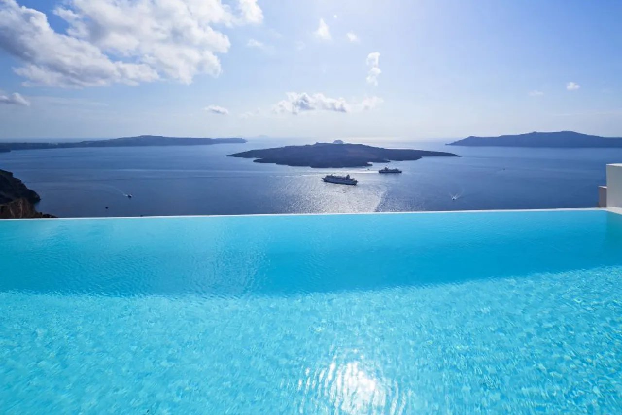 Cosmopolitan Suites, the pool