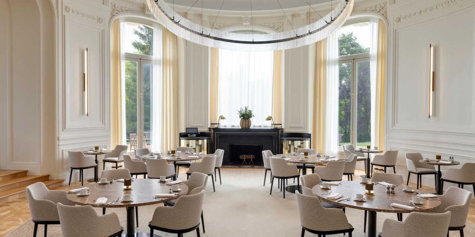 InterContinental Chantilly Chateau Mont Royal by IHG, at the table