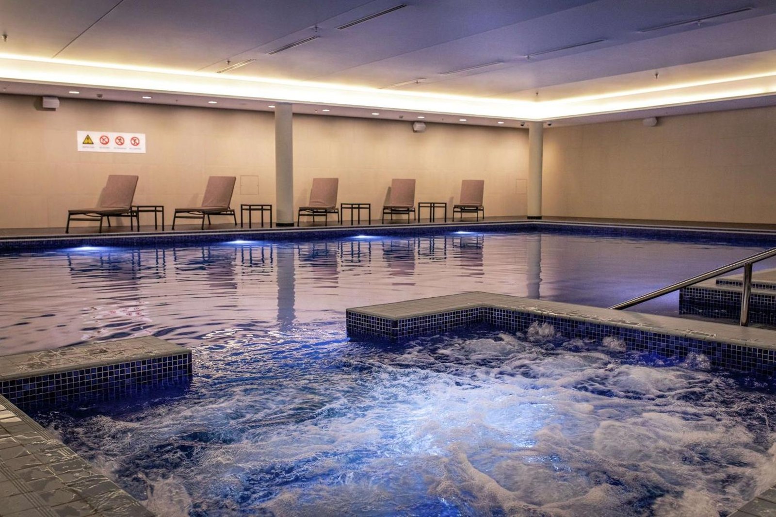 Lincoln Plaza London, Curio Collection by Hilton, the pool