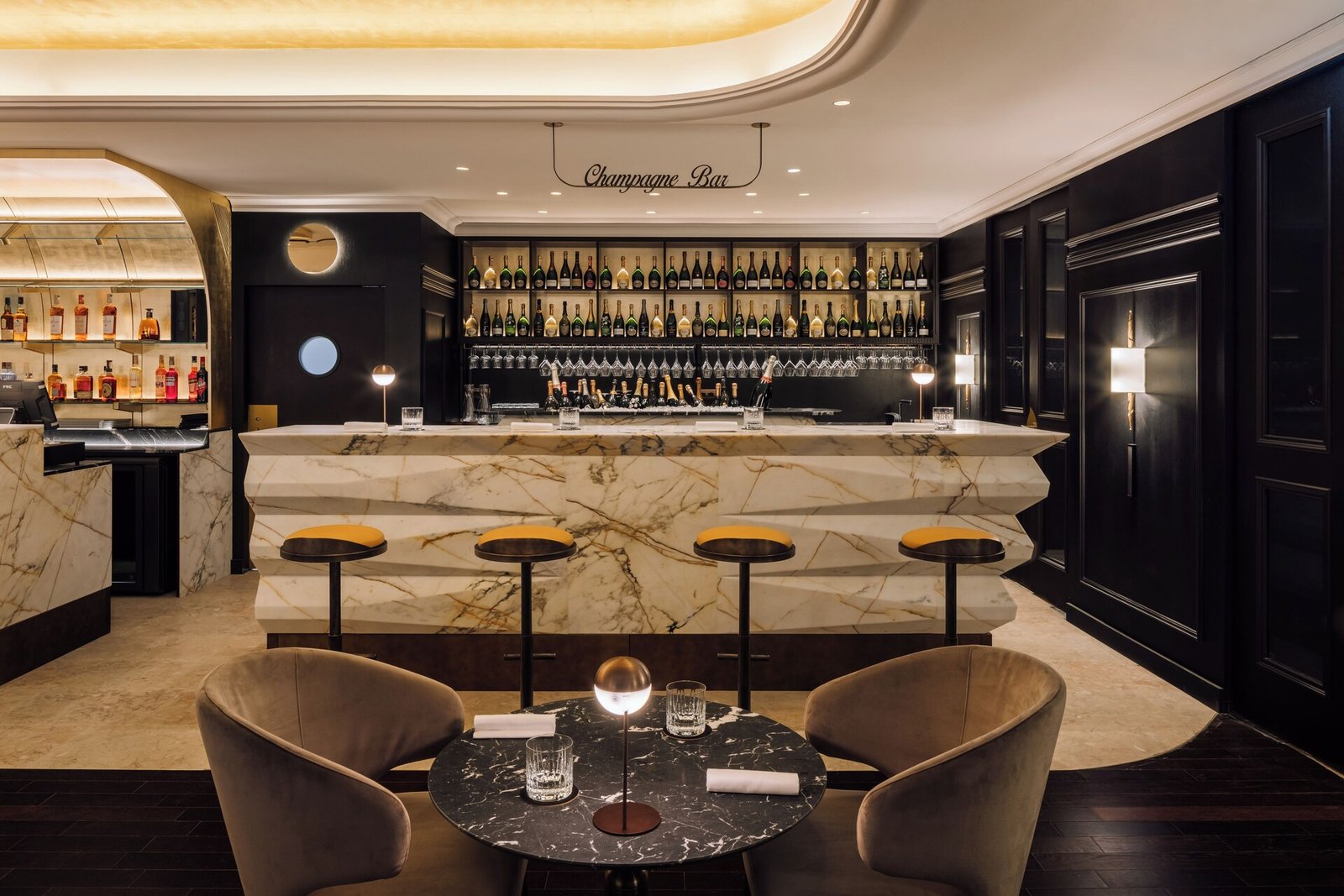 MYTHIC SANA Downtown Suites, black moon gastrobar