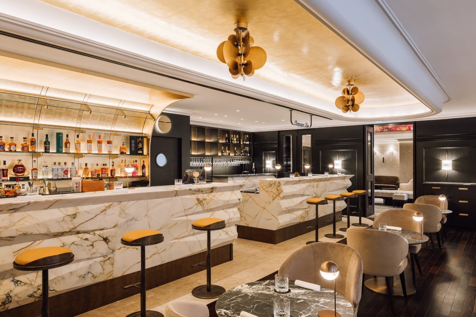 MYTHIC SANA Downtown Suites, black moon gastrobar