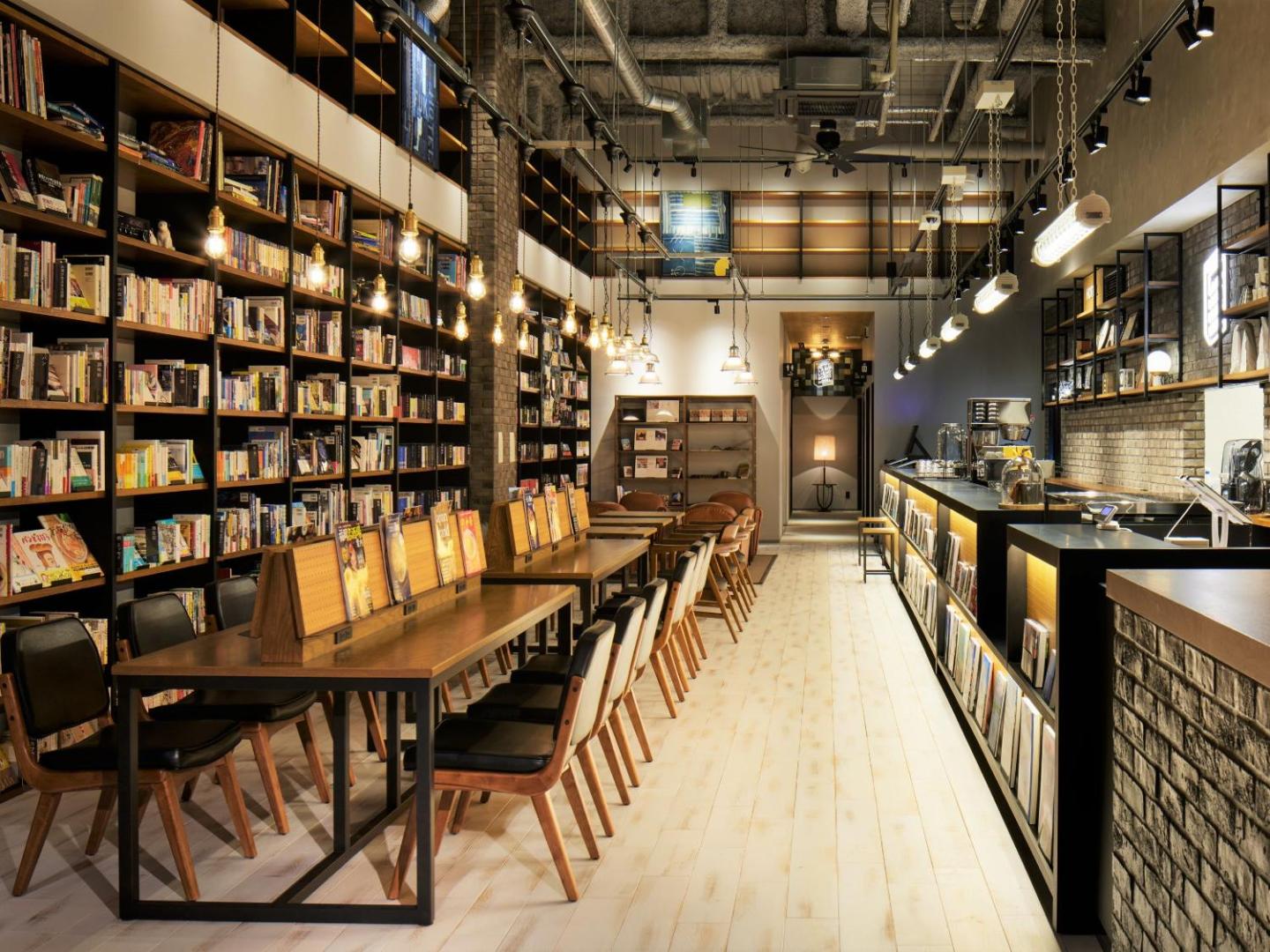 Lamp Light Books Hotel — vibe