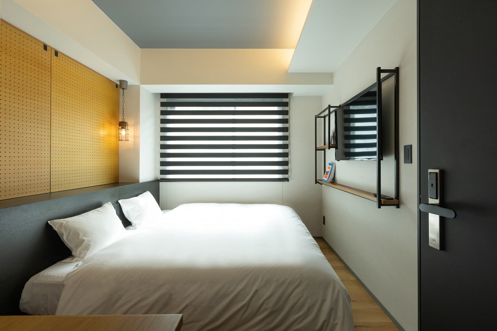 Lamp Light Books Hotel — rooms