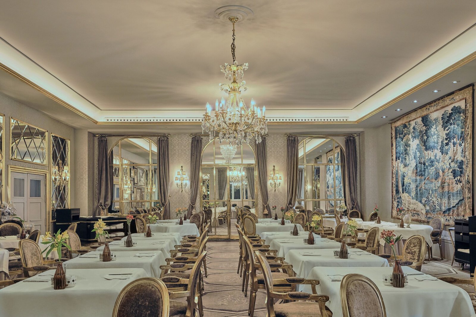 Hotel Wellington & Spa, at the table