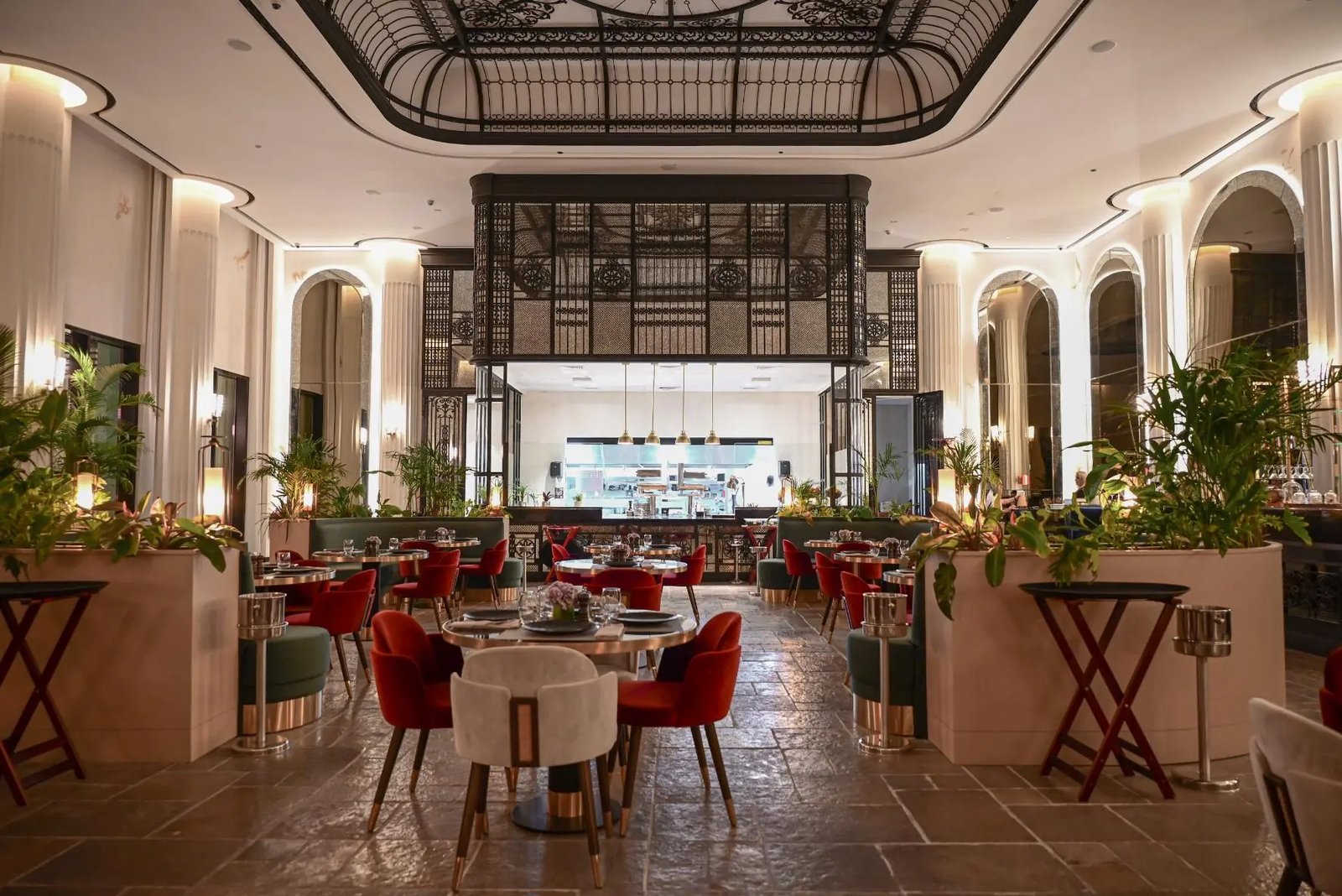 Maysan Doha, LXR Hotels & Resorts, at the table