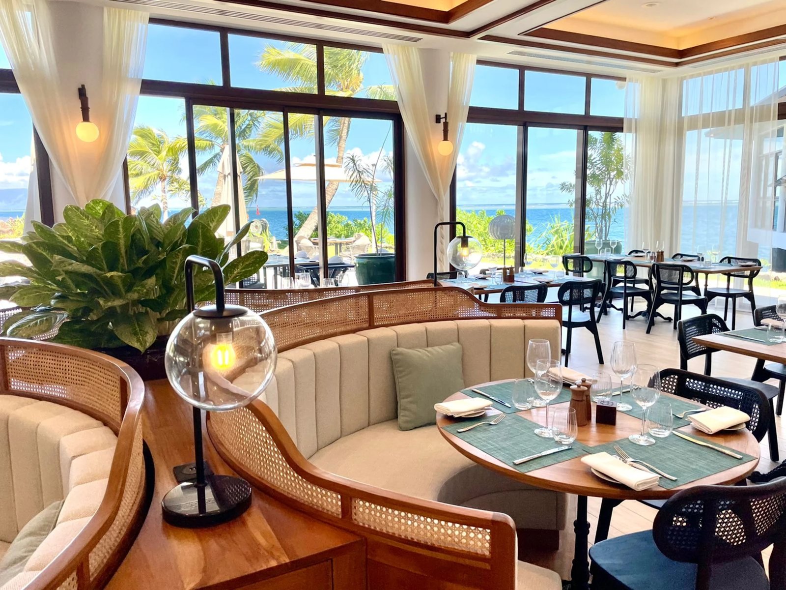 Hilton Hotel Tahiti, at the table