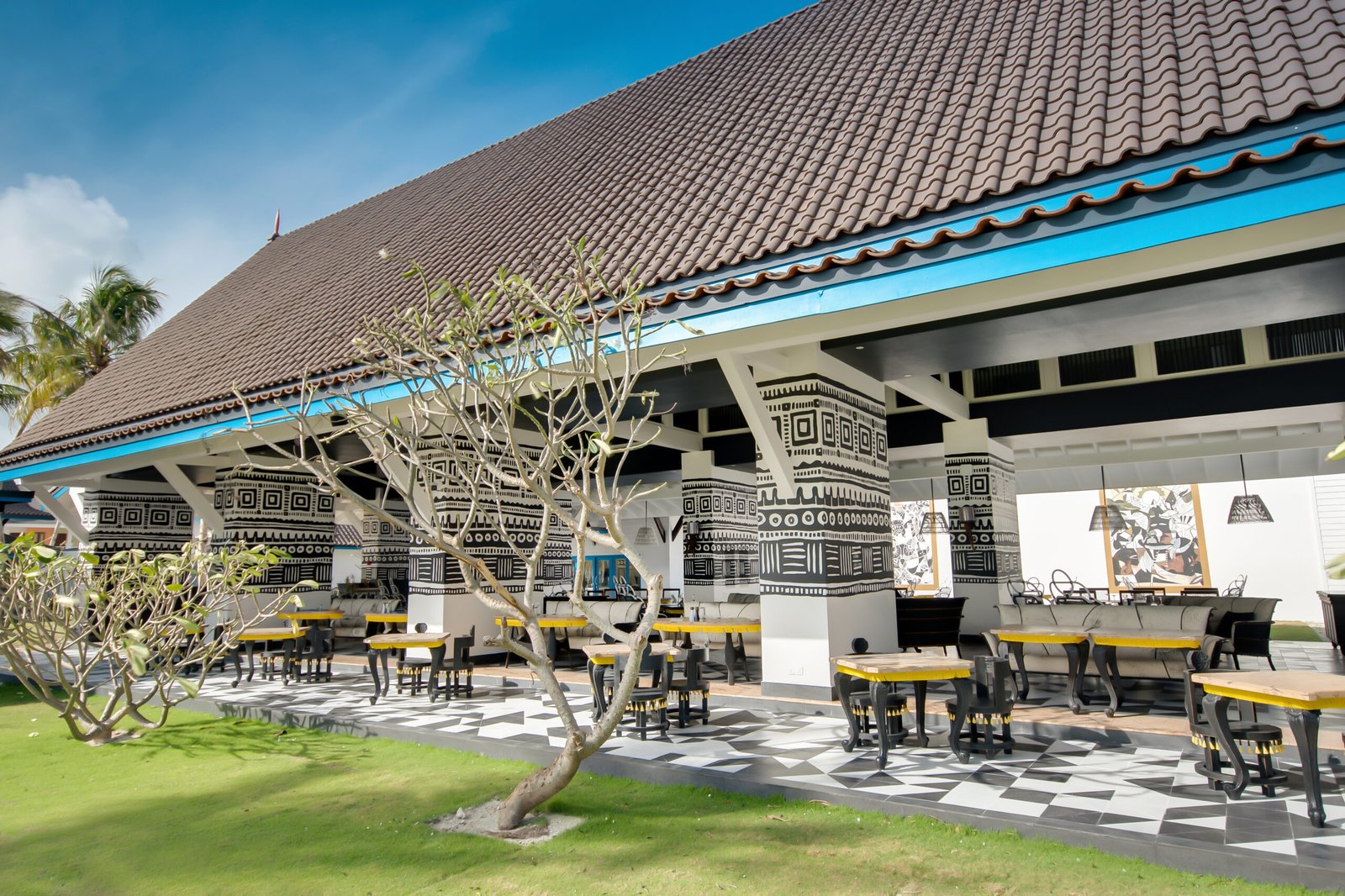 SAii Lagoon Maldives, Curio Collection by Hilton, at the table
