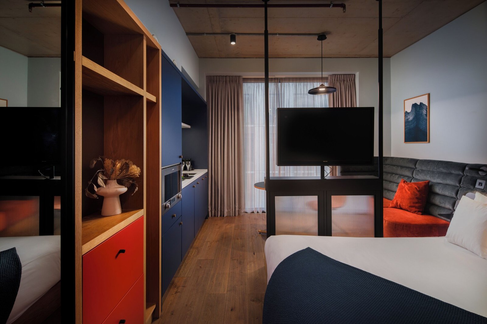 Beckett Locke, rooms
